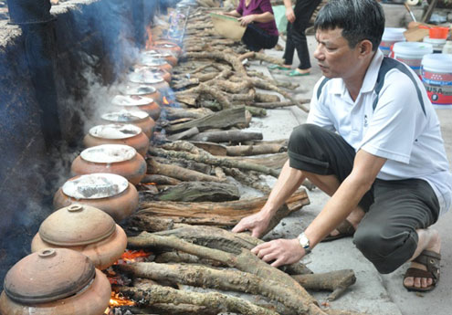 Phối lửa cho món cá kho làng Đại Hoàng